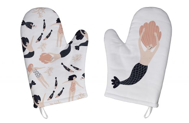 Oven gloves swim with mermaids
