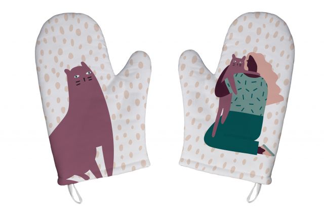 Oven gloves in love with cats