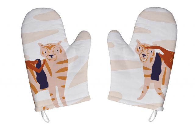 Kuchyňské rukavice riding on the tiger
